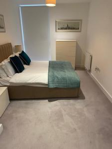2 Bed Close to O2 with Parking