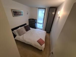 2 Bed Near O2 with Parking