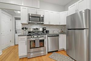 Refined 1BR Apt Close to Shops and Dining