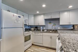 Waterpointe I 703 - Updated coastal condo with a stereo system and indoor hot tub