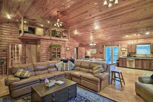 Woodsy Kentucky Escape with Game Room and Lake Access!