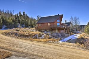 Spacious Family Cabin about 1 Mi to Granby Ranch!