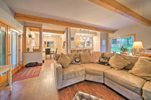 Woodinville Home with Furnished Deck and Fire Pit