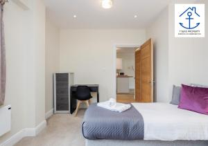 Luxury 2 Bed Apartment by 7 Seas Property Serviced Accommodation Maidenhead with Parking and Wifi