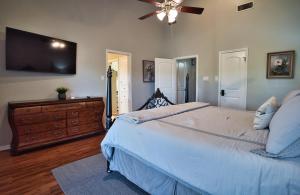 Luxury stay overlooking Mill Creek Golf Course