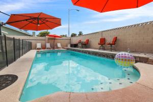 Perfect Group Getaway , Private Pool & Hot Tub, 2 Kitchens, Walk to Dining