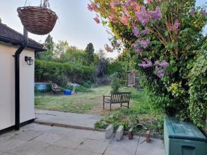 BookedUK: Rose View Bungalow House in Roydon