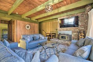 Family Pine Mtn Club Home with Deck and Views!