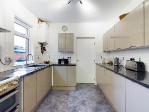 Cheerful 3 bedroom home with free parking and WIFI