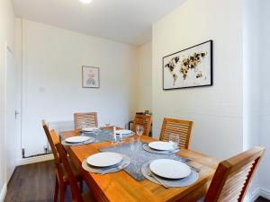 Cheerful 3 bedroom home with free parking and WIFI