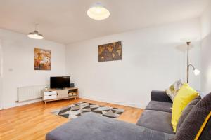 Stunning 2 Bed Apartment -Parking - Great Location