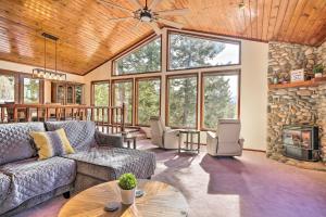 Woodland Park Hideaway with Mtn Views and Hot Tub