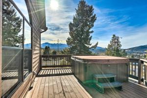 Woodland Park Hideaway with Mtn Views and Hot Tub