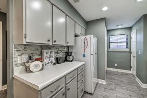 Spacious Condo with Community Pool and Hot Tub!