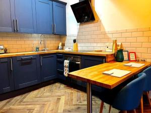 New! Stunning 1 bed Apt in West End