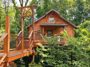 Treehouse #0 by Amish Country Lodging
