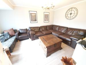 Luxury Character Home Free Parking, WiFi, Self Check-in, near Luton hospital