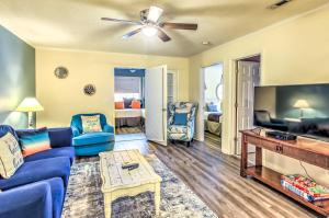Bright and Cozy Myrtle Beach Escape with Pool!