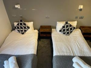 Spacious Renovated 2 Bed Apartment - sleeps 6