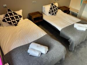 Spacious Renovated 2 Bed Apartment - sleeps 6