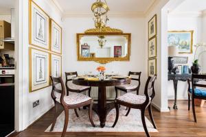 MAYFAIR 2-Bed Designer Flat in 1730s Private House