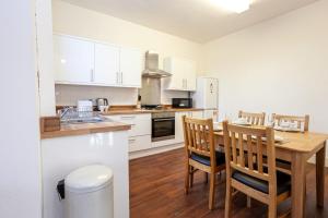 Spacious and Cosy Entire 2 Bedroom House by Bridgewater Canal, Worsley