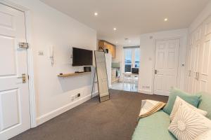 Modern studio flat with balcony on the King’s Road in Chelsea, London