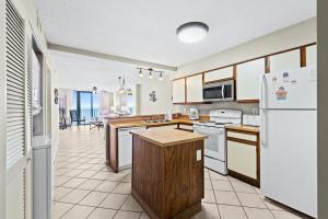 Summit 7E - Bright charming unit with access to an outdoor pool and BBQ grill