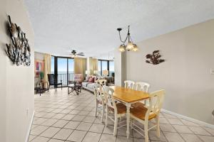 Summit 7E - Bright charming unit with access to an outdoor pool and BBQ grill