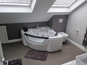 Bright, Spacious 4 bed with a Jacuzzi!
