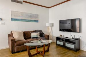 Entire private condo apartment with covered parking and 600mps internet wifi speed