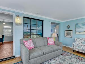 Tybee Tabby Cottage, Steps to South Beach, Heated Pool Access, by Southern Belle Tybee