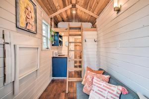 Prairie Rose Tiny House with Fire Pit and Grill