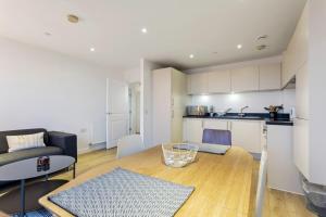 Modern 1 Bedroom Apartment Near Canary Wharf with Balcony