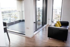 Luxury 2 Bed 2 Bath with Parking - E20