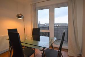 Pinnacle 2 - City Centre 2 Bedroom 2 Bathroom Apartment - with Balcony, Free Parking, Fast Wifi and Smart TV
