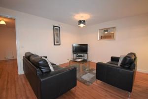 Pinnacle 2 - City Centre 2 Bedroom 2 Bathroom Apartment - with Balcony, Free Parking, Fast Wifi and Smart TV