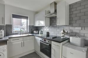 George Suite - Two Bed Apartment with Parking