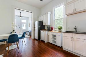 Private 2BR in Uptown by Hosteeva