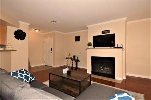 Lovely 2 Bedroom Condo With Indoor Fireplace