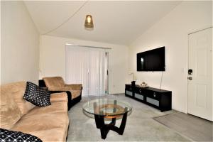 Lovely 1 Bedroom Condo at 2nd-Floor off The Strip
