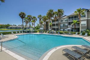 Beach Life, Resort with Pool, Only a mile away from the Beach!