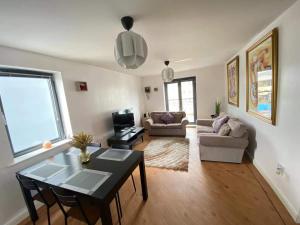 Lovely 2-Bedrooms Apartment Step to The Beach