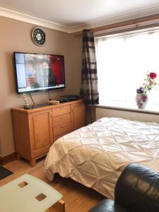 Studio flat with kitchenette & separate entrance with free parking - up to 2 guests