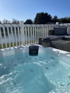 Lakeside Retreat Lodge With Hot Tub