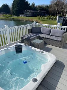 Lakeside Retreat Lodge With Hot Tub
