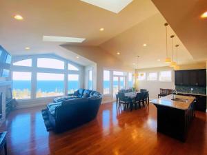 Modern house with abundant ocean view