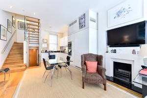 Elegant 3 bed apt with rooftop terrace in Pimlico