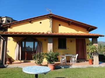 Pretty Holiday Home with Garden Garden Furniture Barbecue