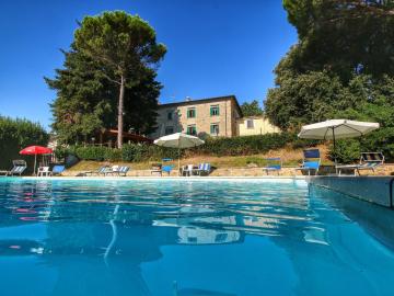 Stunning Farmhouse with Swimming Pool and Jacuzzi in Umbria